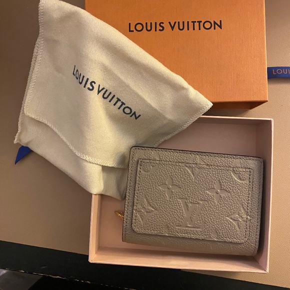 Louis Vuitton Clea wallet - Picture 1 of 8